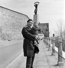 Magyarország, Gellérthegy, Budapest I., Citadella sétány (ekkor névtelen), balra a Citadella, háttérben a Szabadság-szobor., 1968, Szilvási hagyaték, Budapest, Fortepan #273881