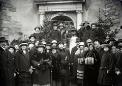 Magyarország, Kecskemét, a felvétel a Református templom Szabadság tér felőli kapuja előtt, az újraöntött Szappanos-harang felszentelésekor, 1924. december 22.-én készült. Az eredeti, 1856-ban öntött harangot, 1916-ban ágyúöntésre használták fel., 1924, Bachler család, ünnepség, Fortepan #273905