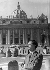 Szent Péter-bazilika., 1946, Mészöly Leonóra, portrait, glasses, basilica, dome, arms crossed over the chest, Fortepan #27391