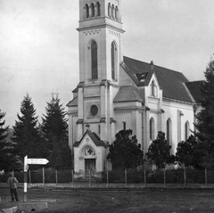 Románia,Erdély, Bonchida, római katolikus templom, 1944, Mészöly Leonóra, útjelző tábla, utcakép, katolikus, Fortepan #27392