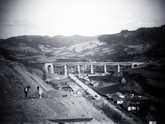 Ukraine,Zakarpattia Oblast, Volosyanka, az épülő vasúti viadukt., 1904, Bachler család, bridge building, road construction, bridge, Fortepan #273932