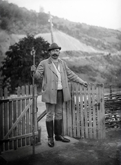 1913, Bachler család, standing in door, boots, fence, Fortepan #273935