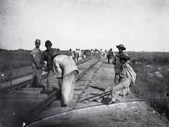 1913, Bachler család, railway, worker, rails, sleeper, construction worker, Fortepan #273944