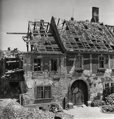 Hungary, Budapest I., Fortuna utca, a 19. és 17. számú ház romjai., 1945, Erky-Nagy Tibor, war damage, damaged building, roof, gate, Budapest, Fortepan #273981