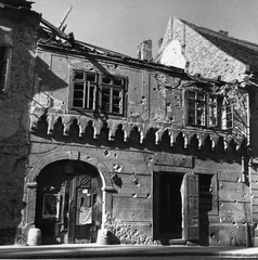 Hungary, Budapest I., Országház utca 20., 1945, Erky-Nagy Tibor, Budapest, damaged building, bullet hole, store display, poster, war damage, arch, architectural ornament, Fortepan #273983