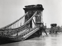 Hungary, Budapest I.,Budapest V., a lerombolt Széchenyi Lánchíd a budai oldalról a pesti hídfő felé nézve., 1945, Erky-Nagy Tibor, bridge, war damage, wrecked bridge, Budapest, Fortepan #273984