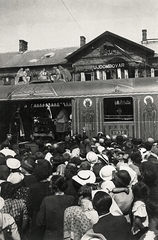 Hungary, Dombóvár, Újdombóvár (ekkor önálló), vasútállomás, a Szent Jobbot szállító szerelvény, az Aranyvonat., 1938, Erky-Nagy Tibor, Fortepan #273990