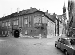 Magyarország, Sopron, Hátsókapu 2., Caesar-ház, Cézár Pince borozó. Jobbra a Szent Orsolya-templom és rendház az Orsolya téren., 1976, FŐFOTÓ, Fortepan #274121