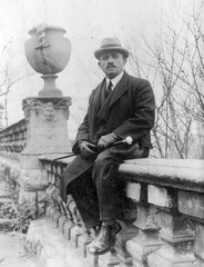 Hungary, Óbuda, Budapest III., Kiscelli kastély kőkorlátja., 1941, Mészöly Leonóra, portrait, hat, railing, man, Budapest, sitting on a handrail, Fortepan #27413