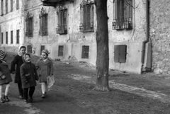 Magyarország, budai Vár, Budapest I., Tóth Árpád sétány., 1958, Mészöly Leonóra, Budapest, gyerekek, ablakrács, Fortepan #27422