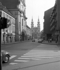 Magyarország, Budapest I., Fő utca a Csalogány utcai kereszteződéstől a Batthyány tér felé nézve, balra a Szent Ferenc Sebei templom, szemben a Szent Anna-templom., 1979, Mészöly Leonóra, templom, Trabant-márka, Lada-márka, Polski Fiat-márka, Polski Fiat 126p, Volkswagen Bogár, Budapest, Fortepan #27442