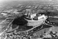 Hungary, Pannonhalma, (Győrszentmárton), légifotó, a Pannonhalmi Bencés Főapátság a Szent Márton-hegyen., 1939, Molnár Gyula, aerial photo, Fortepan #274522