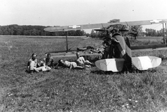 Magyarország, a pilóták a Magyar Királyi Honvéd Légierő egyik Bücker Bü 131 típusú repülőgépe mellett pihennek., 1942, Molnár Gyula, Bücker Bü 131, repülőgép, Bücker-márka, MKHL, biplán, Fortepan #274527