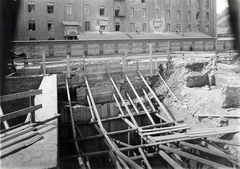 Hungary, Budapest II., Zsigmond tér, Óbuda új főgyűjtőcsatornájának és szivattyútelepének építése. Háttérben a Dara utca mellett az Első gőzmalom részvénytársaság épülete., 1913, Molnár Gyula, Budapest, Fortepan #274563