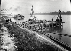 Hungary, Budapest II., Újlaki rakpart, a szádfalas lezárás készítése, Óbuda új főgyűjtőcsatornájának és szivattyútelepének szabad kiömlésű kitorkolásának építéséhez., 1913, Molnár Gyula, steamboat, ship mill, piling, Budapest, Fortepan #274567