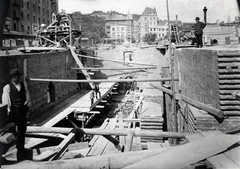 Hungary, Budapest II., Zsigmond tér, Óbuda új főgyűjtőcsatornájának és szivattyútelepének építése. Háttérben balra a Frankel Leó út (Zsigmond utca) - Darázs utca sarkánál a Magyar Királyi Állami Főgimnázium épülete látható., 1913, Molnár Gyula, Budapest, Fortepan #274572