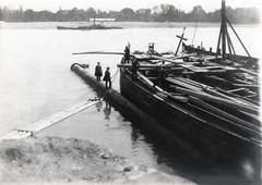 Hungary, Budapest II., Újlaki rakpart, Óbuda új főgyűjtőcsatornájának és szivattyútelepének sűrűbb szennyvízét, a Duna fősodrába juttató nyomócső beúsztatása a Dunába., 1913, Molnár Gyula, Budapest, Fortepan #274583