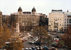 Magyarország, Budapest V., Szabadság tér, szemben az Aulich utca - Perczel Mór utca közötti háztömb, ettől jobbra az Amerikai Egyesült Államok nagykövetségének épülete látható. Balra az előtérben a szovjet hősi emlékmű., 1988, National Archives, Budapest, Fortepan #274605