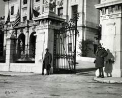 Horvátország,Adria, Fiume, a mai Trg Riccarda Zanelle, Kormányzói Palota., 1918, National Archives, zászló, vaskapu, őrség, Fortepan #274609