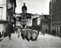 Horvátország,Adria, Fiume, előtérben balra a Riva, szemben az ulica Ignacija Henckea-n amerikai katonák. Háttérben a Városi torony., 1918, National Archives, Fortepan #274615