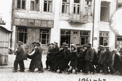 Ukrajna, Kamjanec-Pogyilszkij, (ekkor Kamenyec-Podolszkij), zsidó deportáltak menetelnek a város határába. 1941. augusztus 27-28 -án, a nagyobbrészt Magyarországról kitoloncoltakat, tömegsírokba lőtték., 1941, USHMM-Spitz Gyula, Fortepan #274640