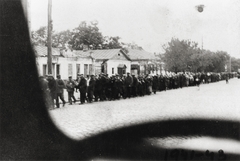 Ukrajna, Kamjanec-Pogyilszkij, (ekkor Kamenyec-Podolszkij), zsidó deportáltak menetelnek a város határába. 1941. augusztus 27-28 -án, a nagyobbrészt Magyarországról kitoloncoltakat, tömegsírokba lőtték., 1941, USHMM-Spitz Gyula, Fortepan #274641