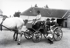 Hungary, Ják, a felvétel az egykori apátsági ház udvarán készült, a háttérben balra a Jáki templom részlete látható., 1916, Sibinger János, Best of, coach, teamster, hat, women, Fortepan #274763