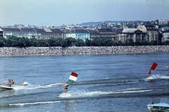 Magyarország, Budapest II., augusztus 20-i víziparádé, szemben a Bem rakpart házsora, háttérben a Rózsadomb., 1970, Kristek Pál, Best of, szörf, augusztus 20, vízisí, színes, Budapest, Fortepan #274884