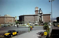 Spanyolország, Barcelona, Plaça d'Espanya az Avinguda de la Reina Maria Cristina felöl. Jobbra a Mágikus szökőkút (Carles Buigas, 1929.)., 1974, Kristek Pál, taxi, gyalogátkelő, Fortepan #274889