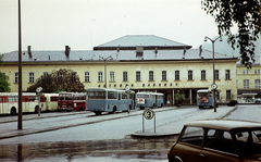 Ausztria, Salzburg, Südtiroler Platz, autóbusz-pályaudvar a Lokalbahnhof épületével, jobbra a háttérben a Hauptbahnhof., 1971, Kristek Pál, Fortepan #274891