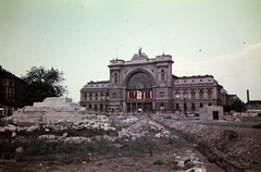 Hungary, Budapest VIII., Baross tér, az áthelyezett Baross Gábor szobor elbontás alatt álló talapzata, háttérben a Keleti pályaudvar., 1967, Kristek Pál, Budapest, Fortepan #274899