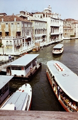 Olaszország, Velence, Canal Grande, Accademia hajókikötő, a felvétel a Ponte dell'Accademia-ról készült., 1985, Kristek Pál, Fortepan #274921