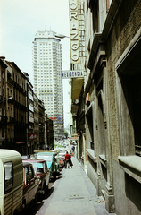 Spanyolország, Madrid, Calle de Leganitos, a Plaza de España felé nézve. Szemben a toronyépület a Torre de Madrid., 1974, Kristek Pál, Fortepan #274932