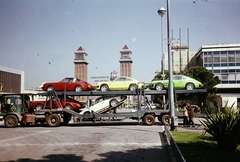 Spanyolország, Barcelona, az Avinguda de la Reina Maria Cristina, háttérben a Plaça d'Espanya, a Torres Venecianes / Velencei tornyok., 1974, Kristek Pál, Best of, autószállító, Porsche-márka, Fortepan #274940