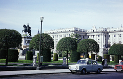 Spanyolország, Madrid, Plaza de Oriente, balra IV. Fülöp lovasszobra, jobbra a spanyol királyi palota, a kettő közt a fák mögött az Almudena székesegyház.egyik tornya látszik., 1974, Kristek Pál, Simca 1000, Fortepan #274942