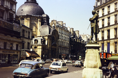 Franciaország, Párizs, Rue Saint-Antoine a Rue des Tournelles torkolatánál. Balra a Marais-i protestáns templom, jobbra Pierre-Augustin Caron de Beaumarchais szobra (Louis Clausade, 1897.)., 1971, Kristek Pál, Fortepan #274956