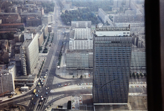 Németország, Berlin, Kelet-Berlin, kilátás a TV toronyból a Hotel Stadt Berlin felé, mögötte a Karl Marx Allee, balra a Karl-Liebknecht-Strasse., 1985, Kristek Pál, NDK, Kelet-Berlin, színes, Fortepan #274976