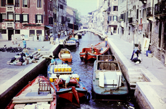 Olaszország, Velence, a Rio di San Barnaba a Ponte San Barnaba-ról a Ponte dei Pugni felé nézve. Balra a a Campo San Barnaba., 1985, Kristek Pál, Fortepan #274987