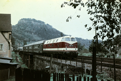 Németország, Königstein, (Szász-Svájc), a felvétel a Große Hirschke patak vasút alatti átvezetésénél készült, háttérben a Festung Königstein., 1969, Kristek Pál, dízelmozdony, NDK, színes, Fortepan #275003