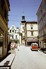 Ausztria, Gmunden, Kirchengasse, szemben a Stadtpfarrkirche látható., 1971, Kristek Pál, utcakép, Volkswagen-márka, rendszám, Fortepan #275006