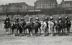 Magyarország, Budapest VIII.,Budapest VII., a felvétel Tattersallban készült, háttérben a Keleti pályaudvaron túl a Verseny utca, a Murányi utca és a Jobbágy (Bem) utca találkozásnál álló házak láthatók., 1922, Jurányi Attila, Budapest, vadászat, lovaglás, lovas, dámanyereg, kürt, cilinder, Fortepan #275030