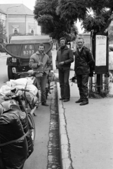 Hungary, Mezőkövesd, Mátyás király út (Tanácsköztársaság utca), a felvétel a Szent László térnél készült. Háttérben a Szent László-templom., 1977, Hajdú György, movie schedule, Fortepan #275149