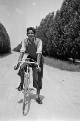 1935, Hajdú György, bicycle, vest, shirt, teenager, alley, breech, boys' school, Fortepan #275190