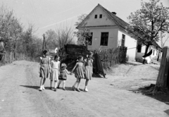 Magyarország, Becsehely, Dózsa György utca, a felvétel a 23-as számú ház előtt készült., 1958, Hajdú György, lányok, falu, kézenfogva, Fortepan #275191