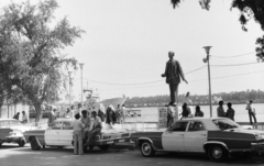 Iraq, Basra, Corniche, Badr Shakir al-Sayyab iraki költő bronzszobra a Shatt al-Arab folyó partján., 1979, Hajdú György, Fortepan #275211