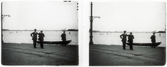 Italy, Venice, Lidó. A háttérben balra a San Servolo sziget, középen a San Giorgio Maggiore sziget, mellette jobbra a Dózse palota látszik., 1909, Schoch Frigyes, water surface, boat, lamp post, palace, stereophoto, Fortepan #27554