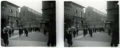 Italy, Bologna, Piazza Maggiore, balra a Fontana del Nettuno, háttérben a San Petronio főhomlokzata., 1910, Schoch Frigyes, hat, fountain, uniform, men, cap, coat, stereophoto, Neptune-portrayal, Fortepan #27571