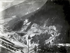 Switzerland, Bergün/Bravuogn, vasúti vidukt a Rhätische Bahn vasútvonalán az Abula folyó felett., 1909, Bojér Tibor, picture, snow, rails, valley, Fortepan #276049