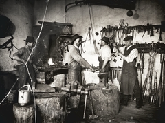 1909, Bojér Tibor, men, apron, trunk, tool, oven, watering can, anvil, blacksmith, vise, flame, Fortepan #276058