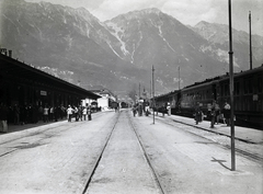 Austria, Innsbruck, Hauptbahnhof, középen a Dreiheiligenkirche tornya látszik., 1909, Bojér Tibor, train station, mountain, Fortepan #276060